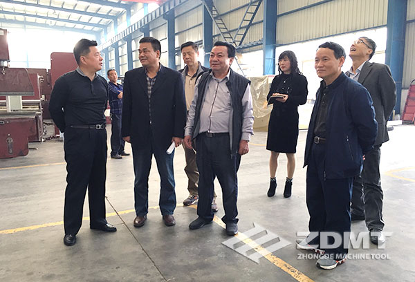 马鞍山市政协副主席魏正平来我公司观赏考查1 马鞍山市政协副主席魏正平来我公司观赏考查1